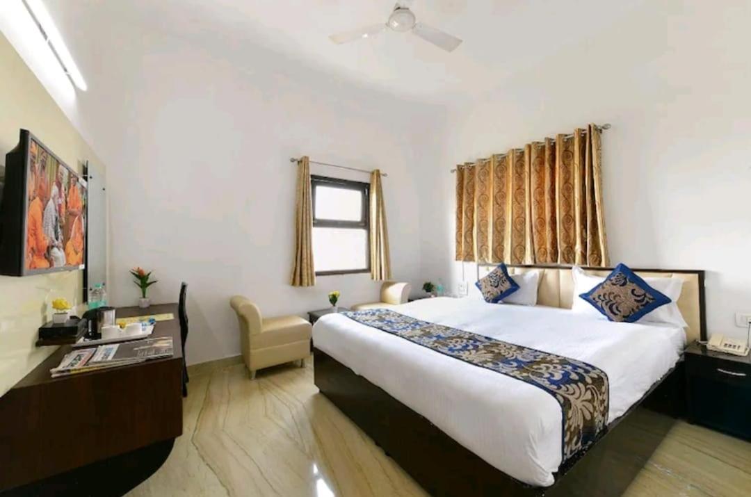 Hotel The First By Goyal Hoteliers อัครา ภายนอก รูปภาพ